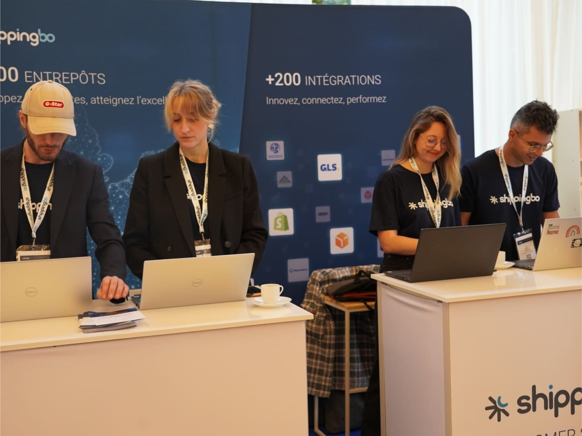 Stand Shippingbo à e-Scale avec l’équipe accueillant les visiteurs et présentant leurs solutions e-commerce.
