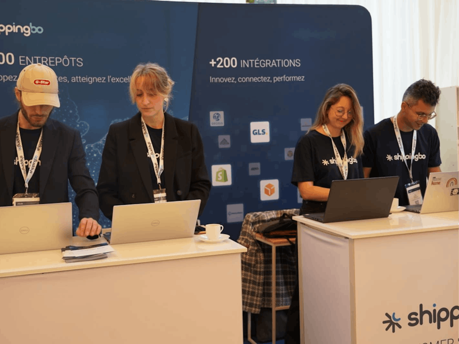 Stand Shippingbo à e-Scale avec l’équipe accueillant les visiteurs et présentant leurs solutions e-commerce.