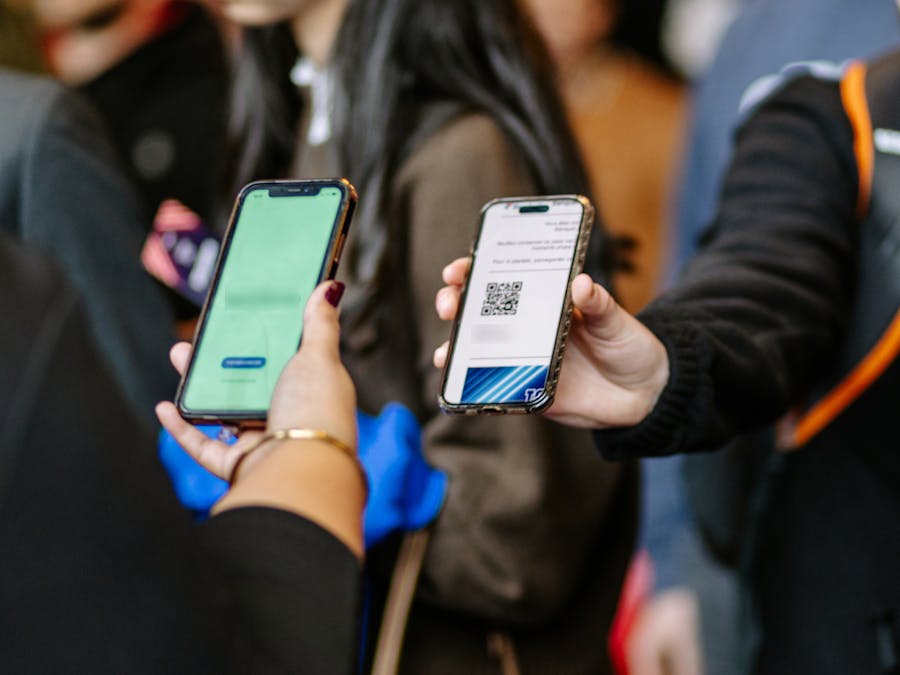 Scan d’un QR code sur application d’émargement à l’entrée d’un événement professionnel.