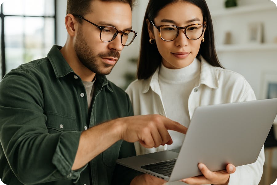 Deux professionnels analysant les résultats d’un événement sur un ordinateur portable, illustrant l’importance du suivi et de l’évaluation post-événement.