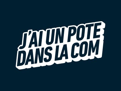 Logo du média J'ai un pote dans la com bleu et blanc