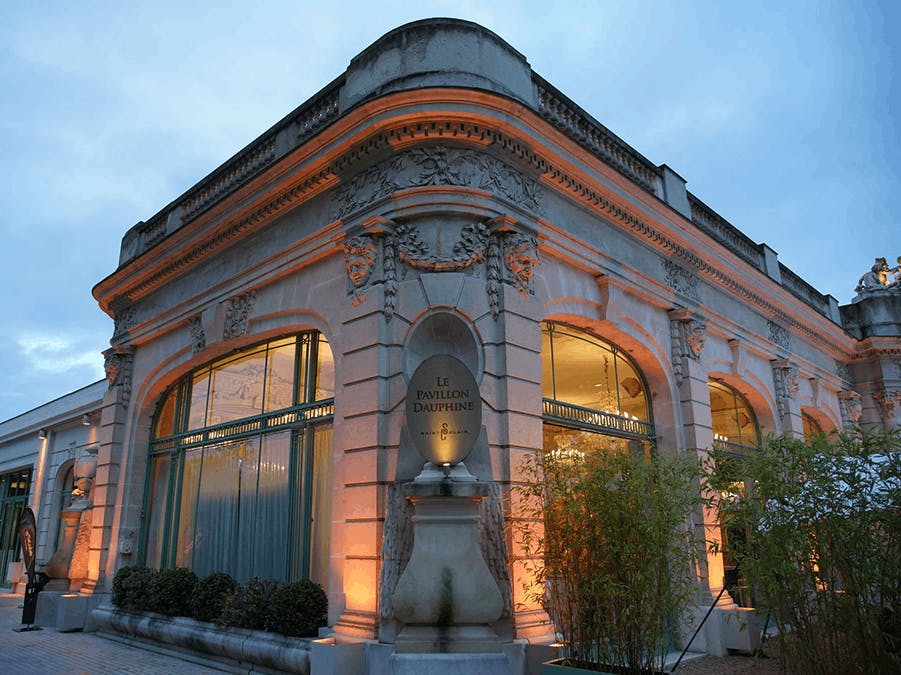 Façade illuminée du Pavillon Dauphine à Paris, lieu de réception et d’événements.