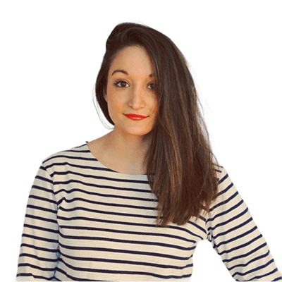 Portrait d’Elisa Vadanovici portant un haut à rayures et regardant vers l’objectif.