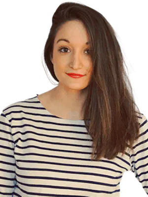 Portrait d’Elisa Vadanovici portant un haut à rayures et regardant vers l’objectif.