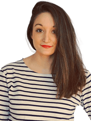 Portrait d’Elisa Vadanovici portant un haut à rayures et regardant vers l’objectif.