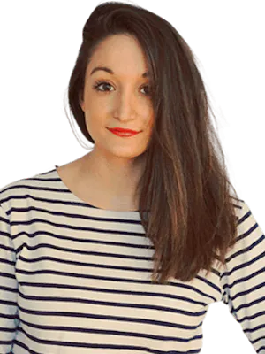 Portrait d’Elisa Vadanovici portant un haut à rayures et regardant vers l’objectif.