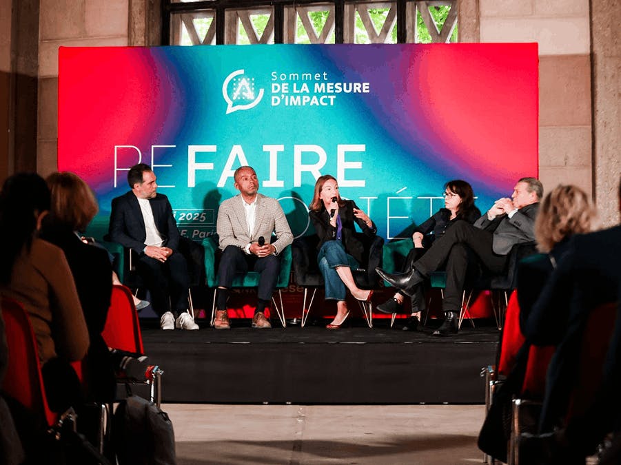 Table ronde avec plusieurs intervenants sur scène lors du Sommet de la mesure d’impact organisé par Impact Tank.