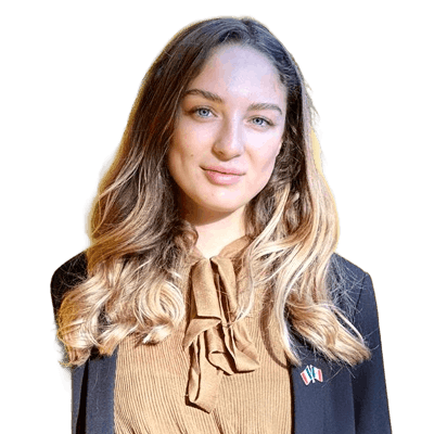 Portrait de Juliette Vérin portant un blazer noir et un chemisier beige.