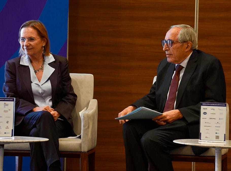 Deux intervenants assis sur scène participant à une discussion lors d’un événement Business France Mexique.
