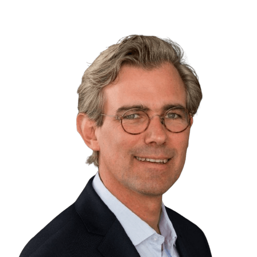 Portrait de Julien Phelip portant des lunettes et une veste de costume.