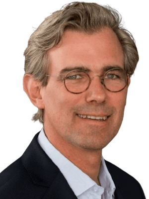 Portrait de Julien Phelip portant des lunettes et une veste de costume.