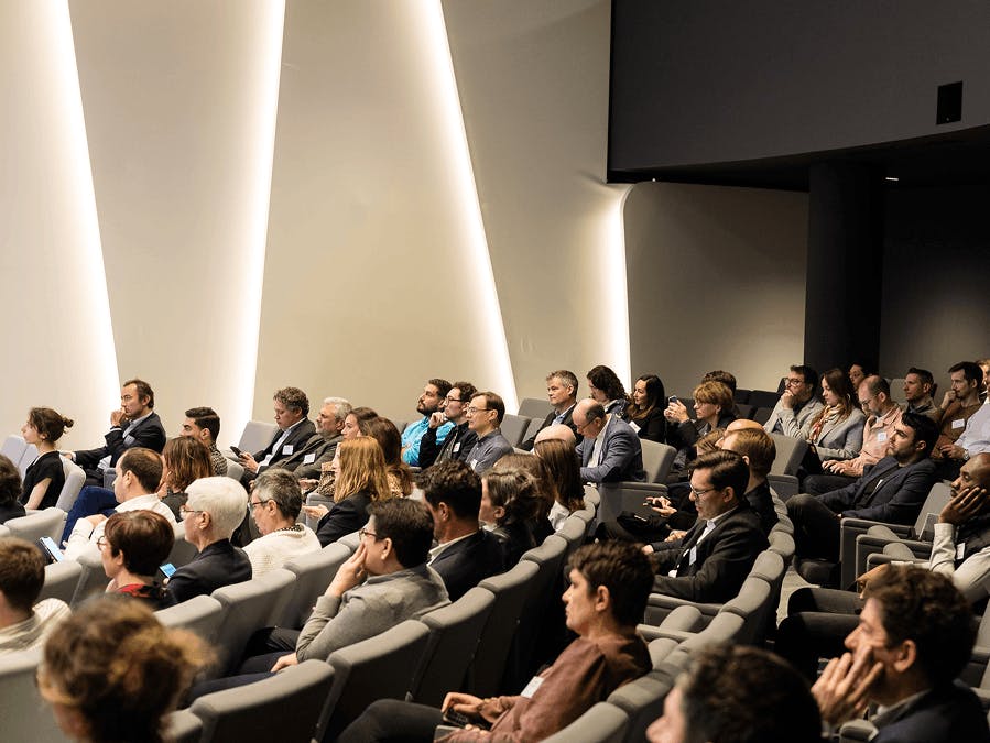 Participants assistant à une conférence dans un auditorium lors de l’événement Digital Habitat.