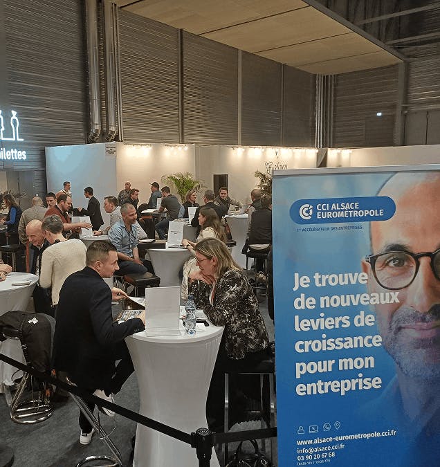 Entrepreneurs échangeant lors de rendez-vous professionnels sur le stand de la CCI Alsace Eurométropole lors d’un salon.