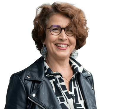 Portrait de Caroline Debisschop, Chargée de relations commerciales à la CCI Alsace Eurométropole, souriante avec lunettes et veste en cuir noir.