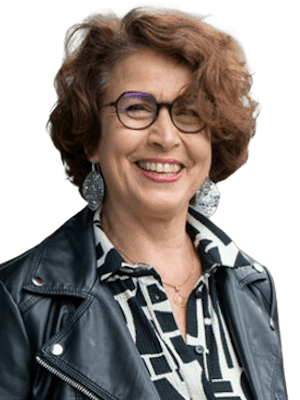 Portrait de Caroline Debisschop, Chargée de relations commerciales à la CCI Alsace Eurométropole, souriante avec lunettes et veste en cuir noir.