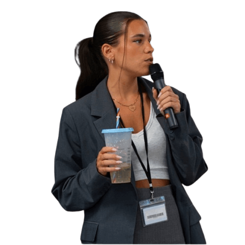 Julie Veros a discursar no palco com um microfone durante um evento