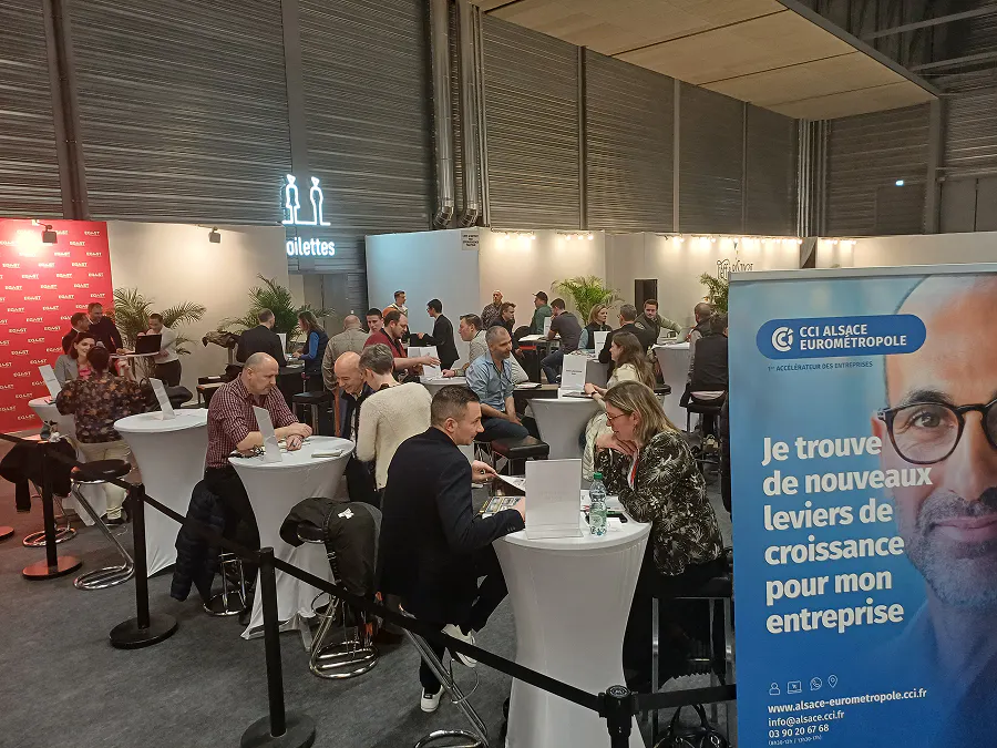 Participants échangeant autour de tables hautes lors d’un événement professionnel B2B, avec des rendez-vous d’affaires organisés dans un espace dédié au networking et au développement d’entreprise.