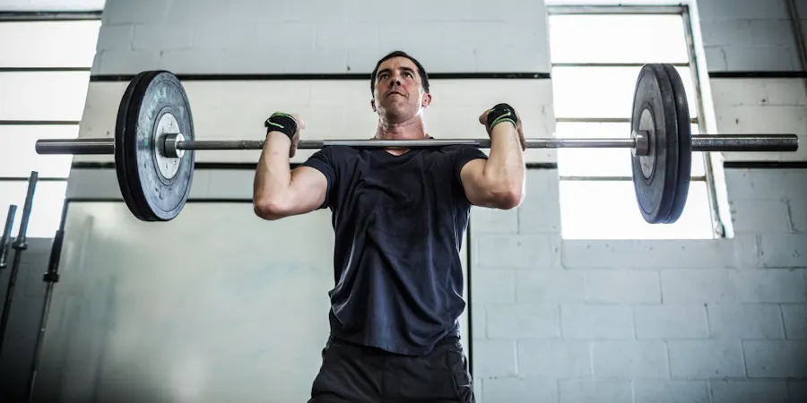 Foto eines Mannes beim Krafttraining