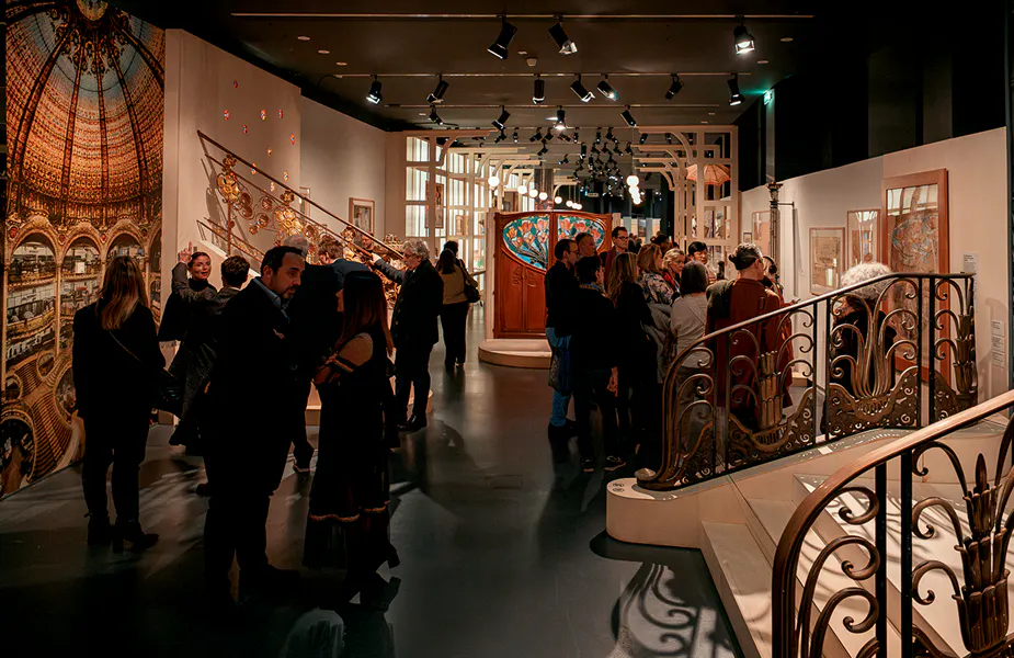 Gäste versammelt beim exklusiven Networking-Abend von El Palacio de Hierro in der Cité de l'architecture et du patrimoine in Paris, organisiert von Be Live Concept mit der Digitevent-Plattform (Anmeldungen, Check-in und Zutrittskontrolle).