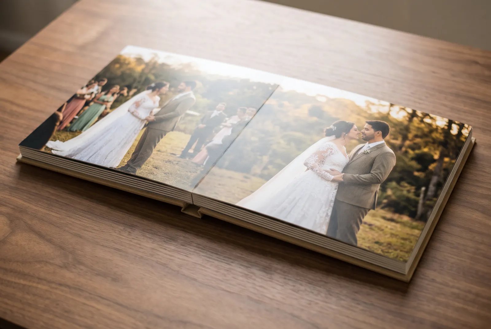 Álbum Fotográfico aberto em 180° na bancada, com fotos de casamento na lâmina