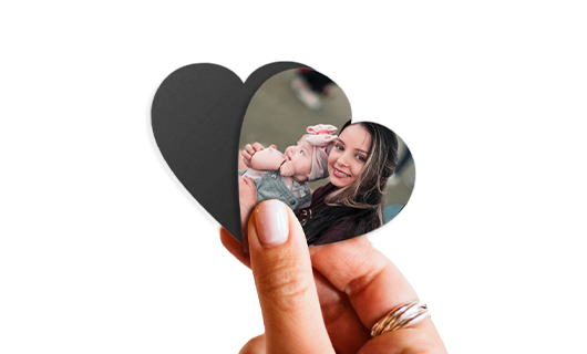 Imãs coração, mão segurando, Foto de mulher e um bebe