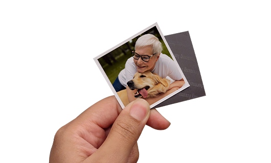 Imãs quadrados, mão segurando, Foto de mulher e um cachorro