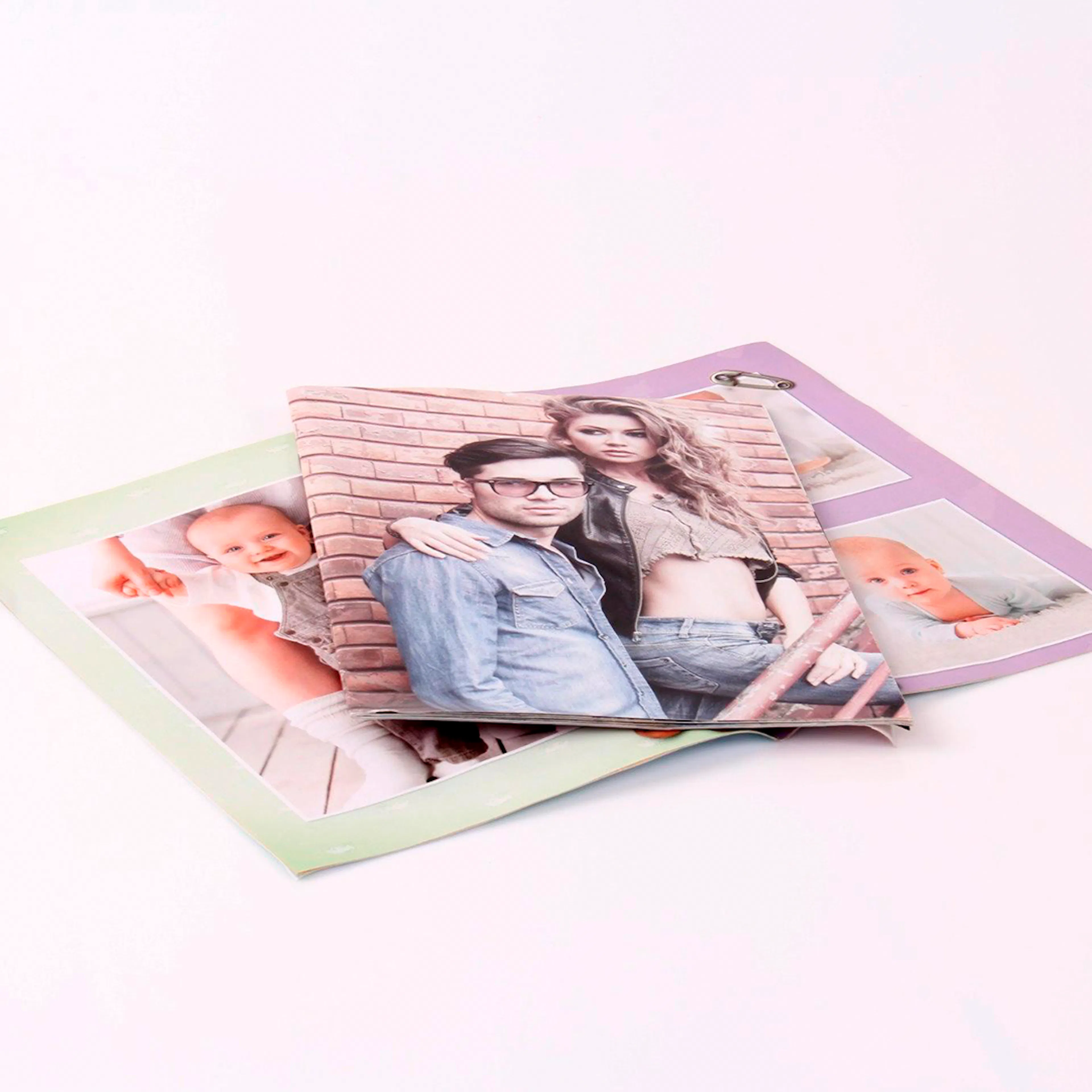 Mão folheando Fotolivro Revistinha