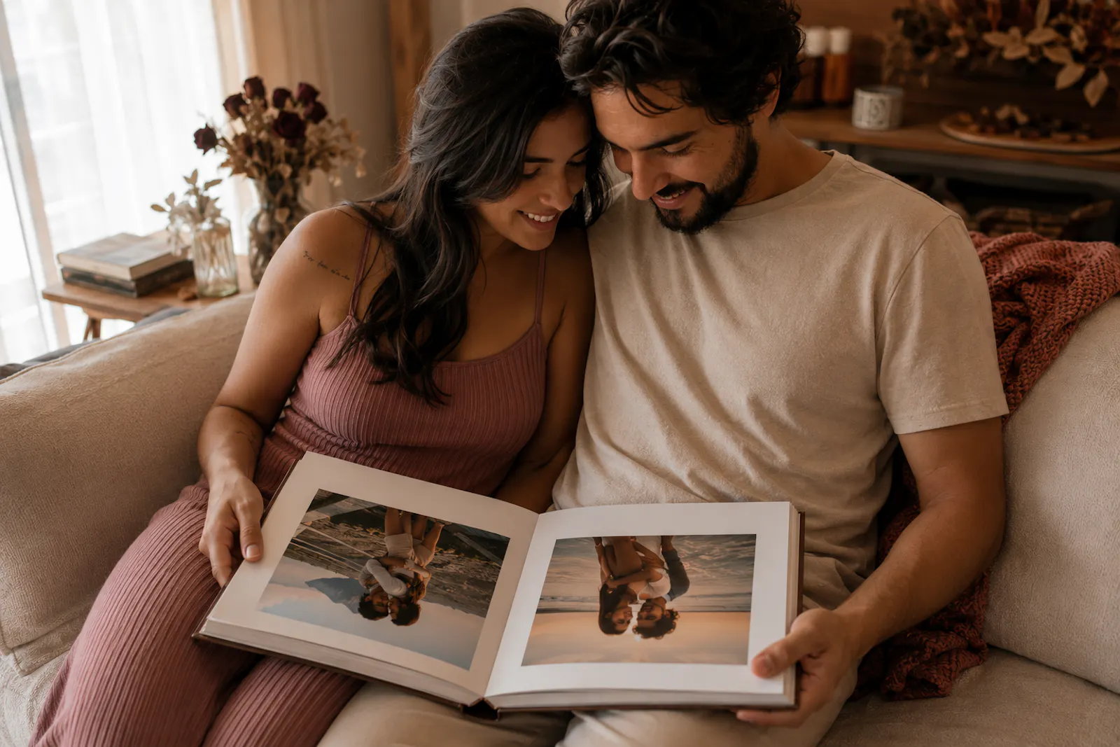Casal compartilhando memórias num fotolivro