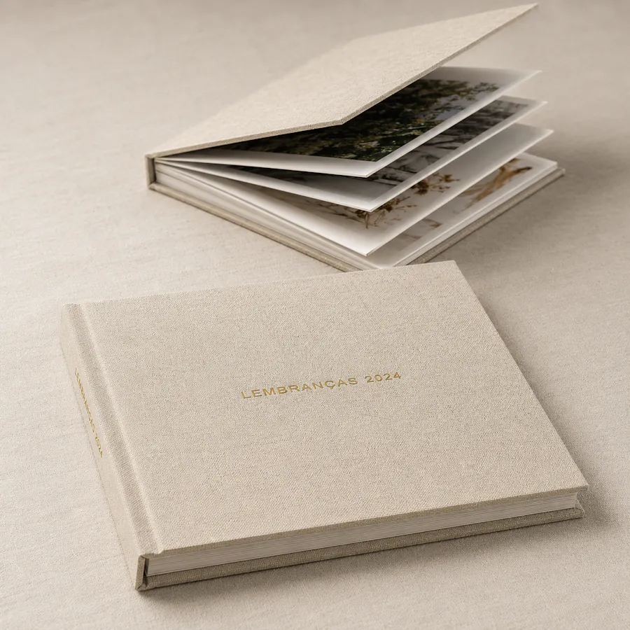 Fotolivro Super Premium — capa de linho com gravação em foil dourado e páginas ultra grossas