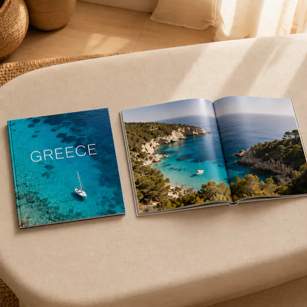 Fotolivro Plus aberto mostrando fotos de viagem pela Grécia