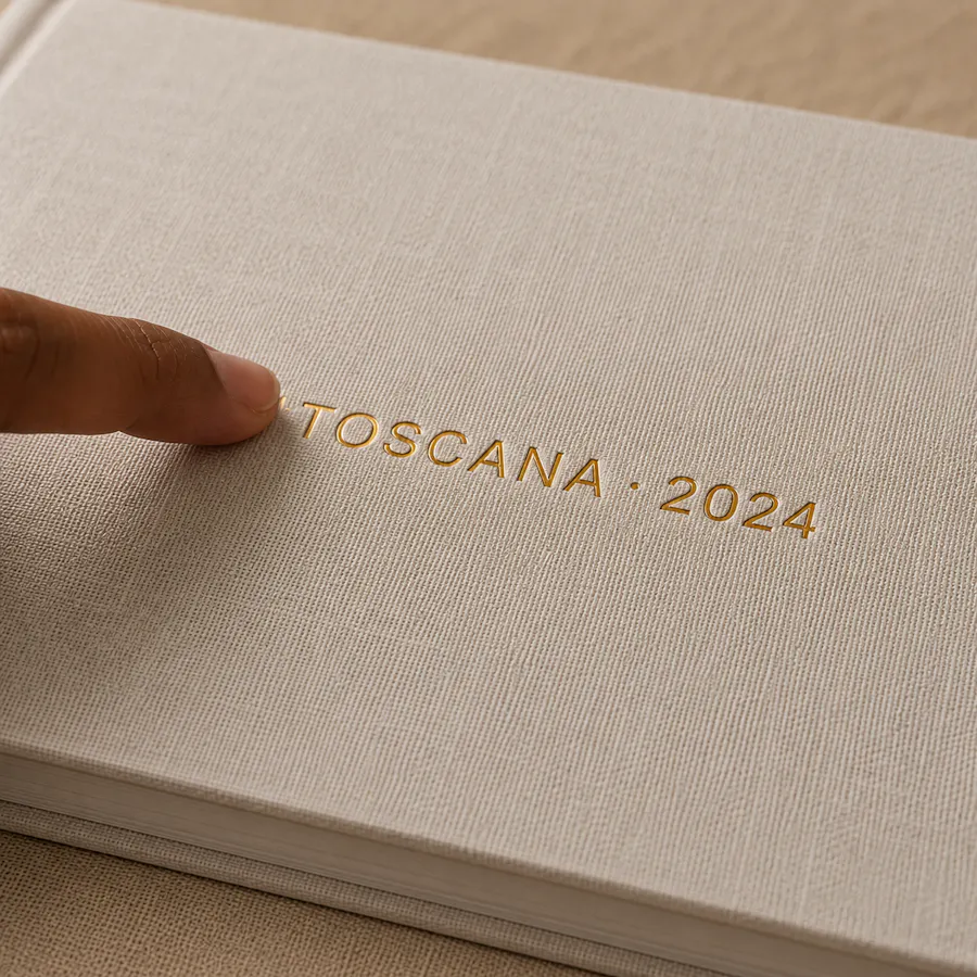 Detalhe da capa de linho do Fotolivro Super Premium com gravação em foil dourado