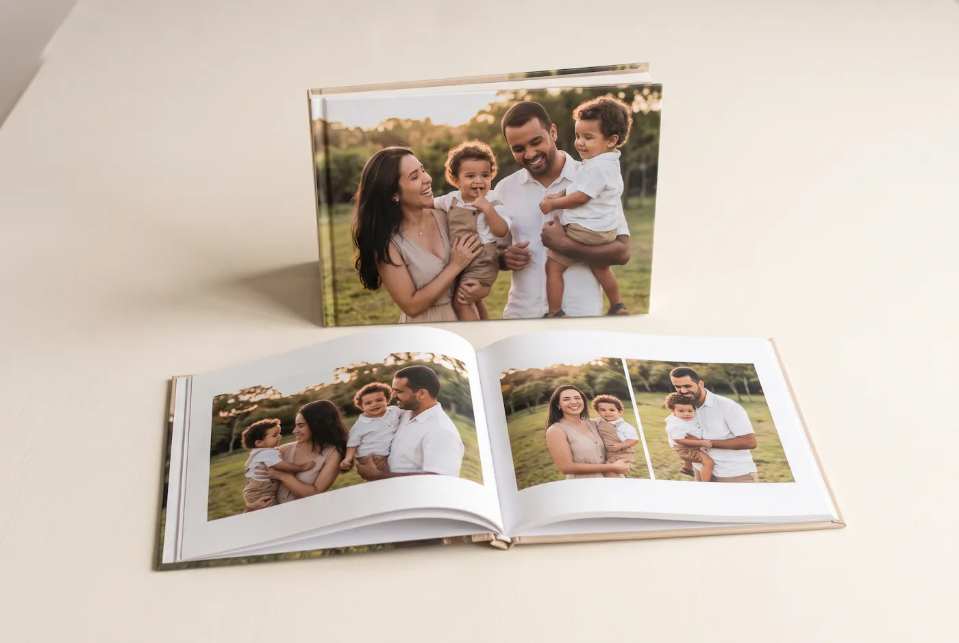 Fotolivro Plus de ensaio de família, aberto e de pé sobre a mesa