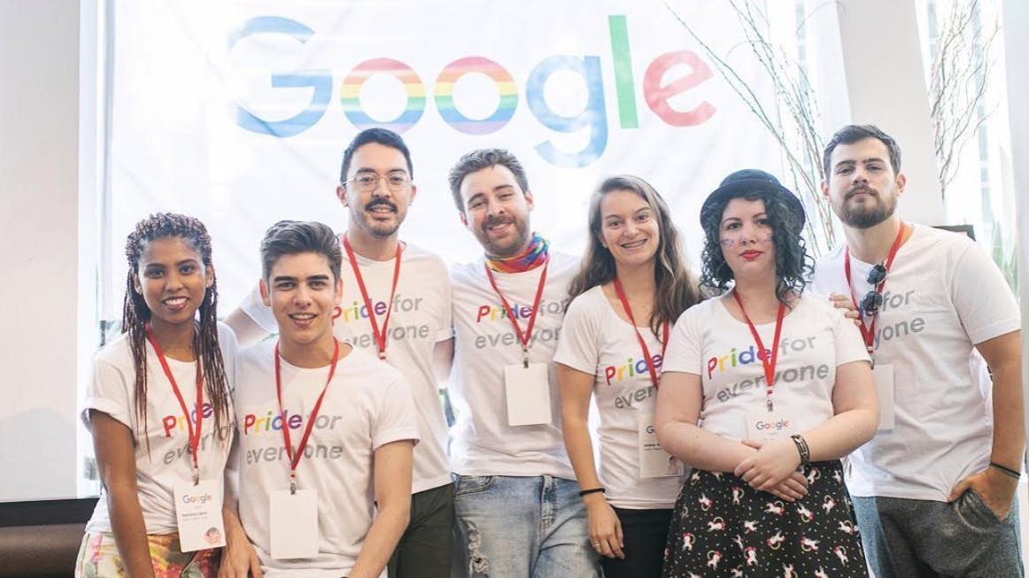 Várias pessoas que trabalham no Google com camisas personalizadas da campanha "Pride for Everyone"