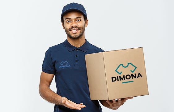 Modelo segurando uma caixa da Dimona 