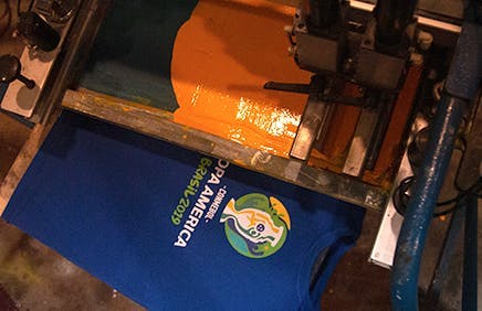 Camisa da Copa América sendo estampada pela técnica silk screen 