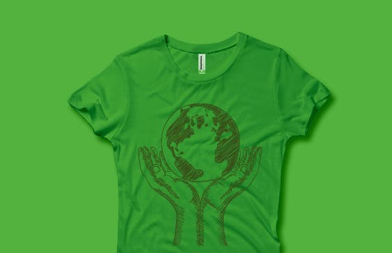Camisa verde com estampa com o desenho de duas mãos segurando o planeta terra