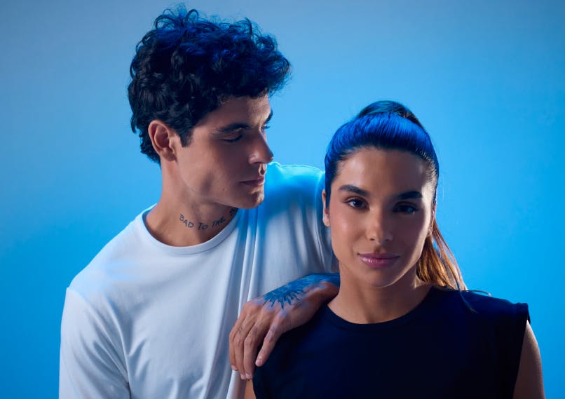 Homens vestidos com camisetas oversized preta e branca