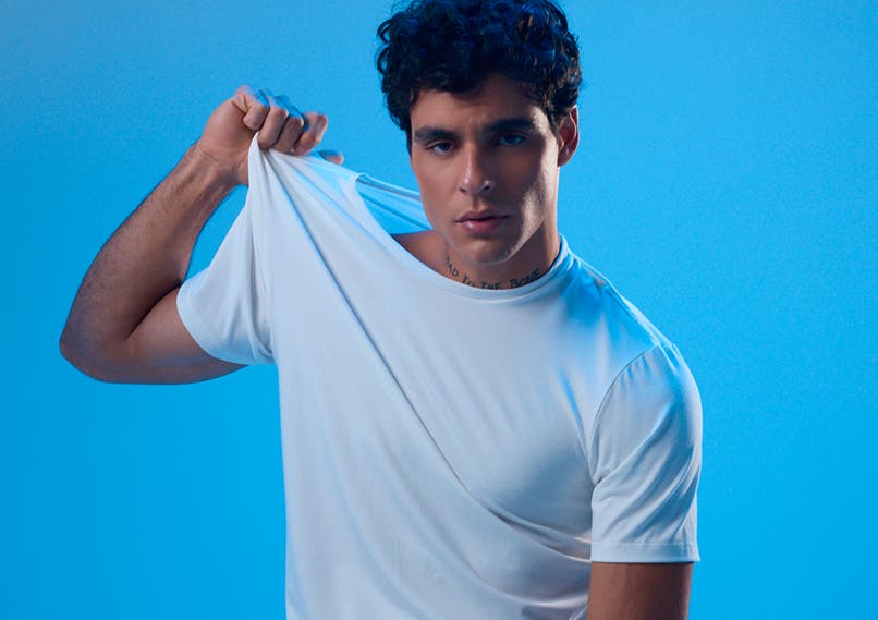 Especificações da camiseta Pima: Gola na mesma malha da camiseta, Caimento indescritível, Malha 97%, Algodão Pima, 3% Elastano