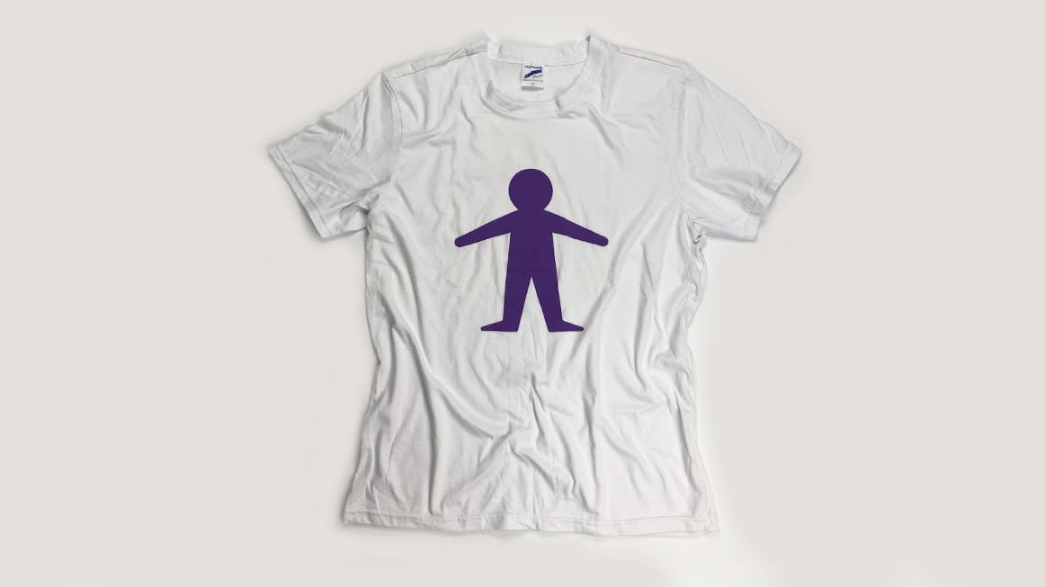 Camisa branca oficial Criança Esperança com estampa de um boneco roxo