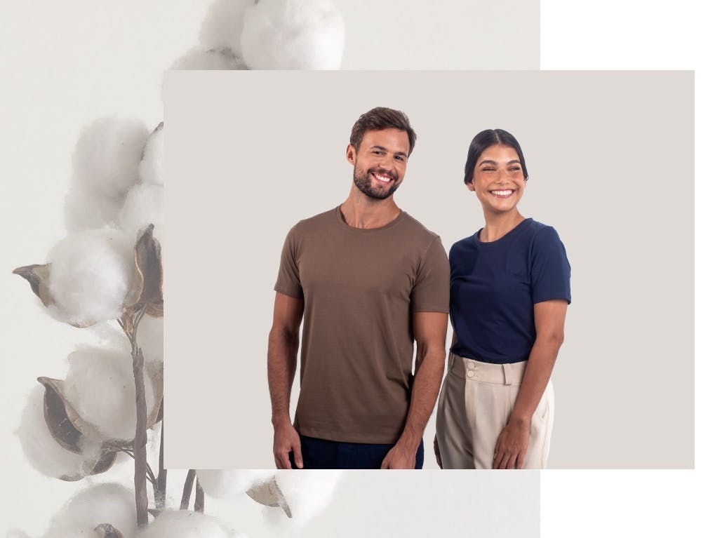 Homem e mulher vestidos com as camisetas