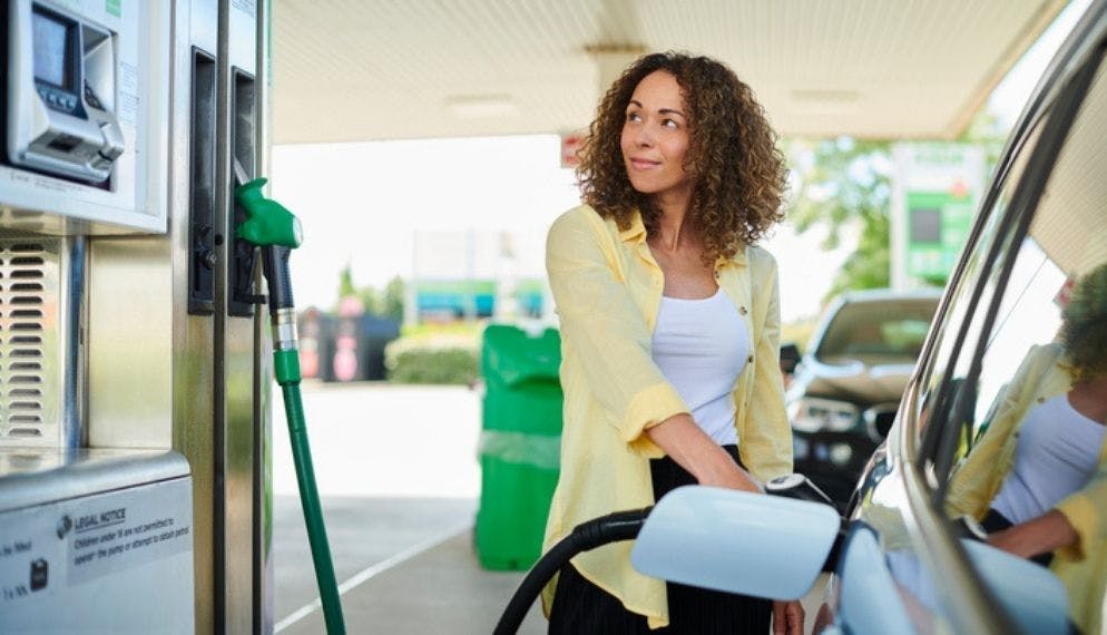 Une femme fait le plein d'essence