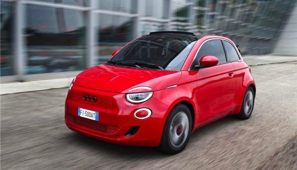 Une FIAT 500 RED et sa fameuse couleur rouge