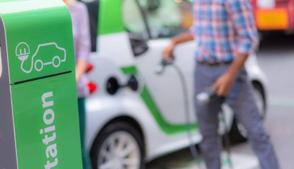 Voiture électrique borne de recharge homme