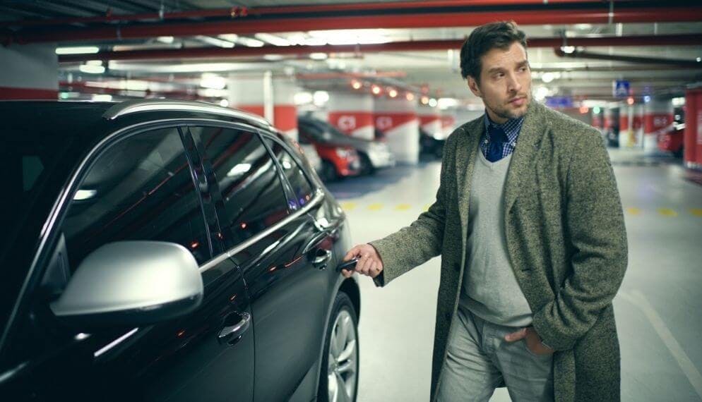 homme voiture parking sous-sol