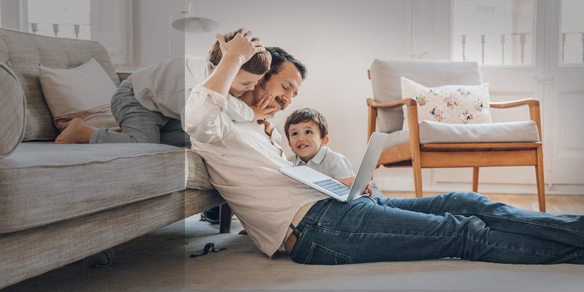 Père enfants canapé