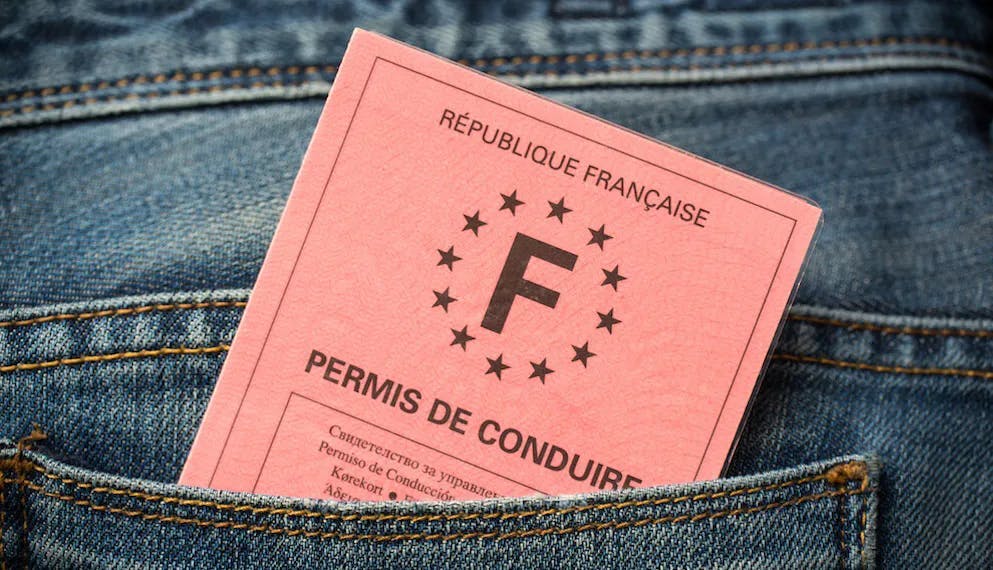 Un permis de conduire au format papier 