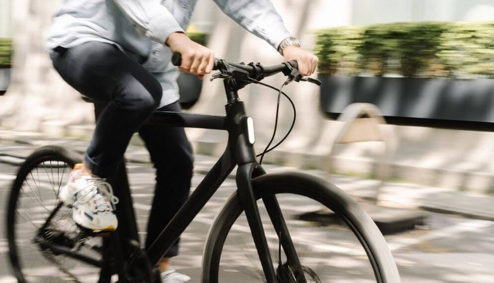 homme vélo électrique