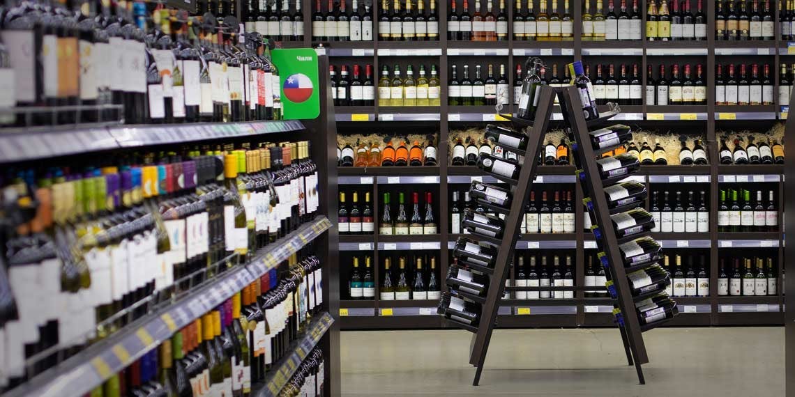 Rayon de vente de boissons alcoolisées dans supermarché 