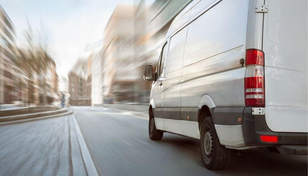 camionnette utilitaire route ville