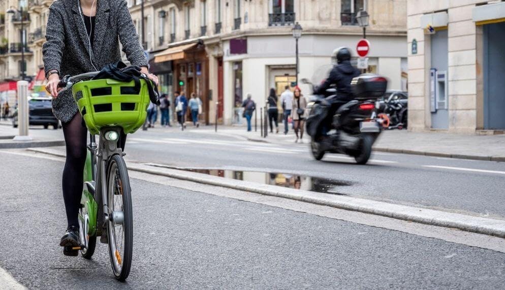 vélo moto scooter paris rue circulation
